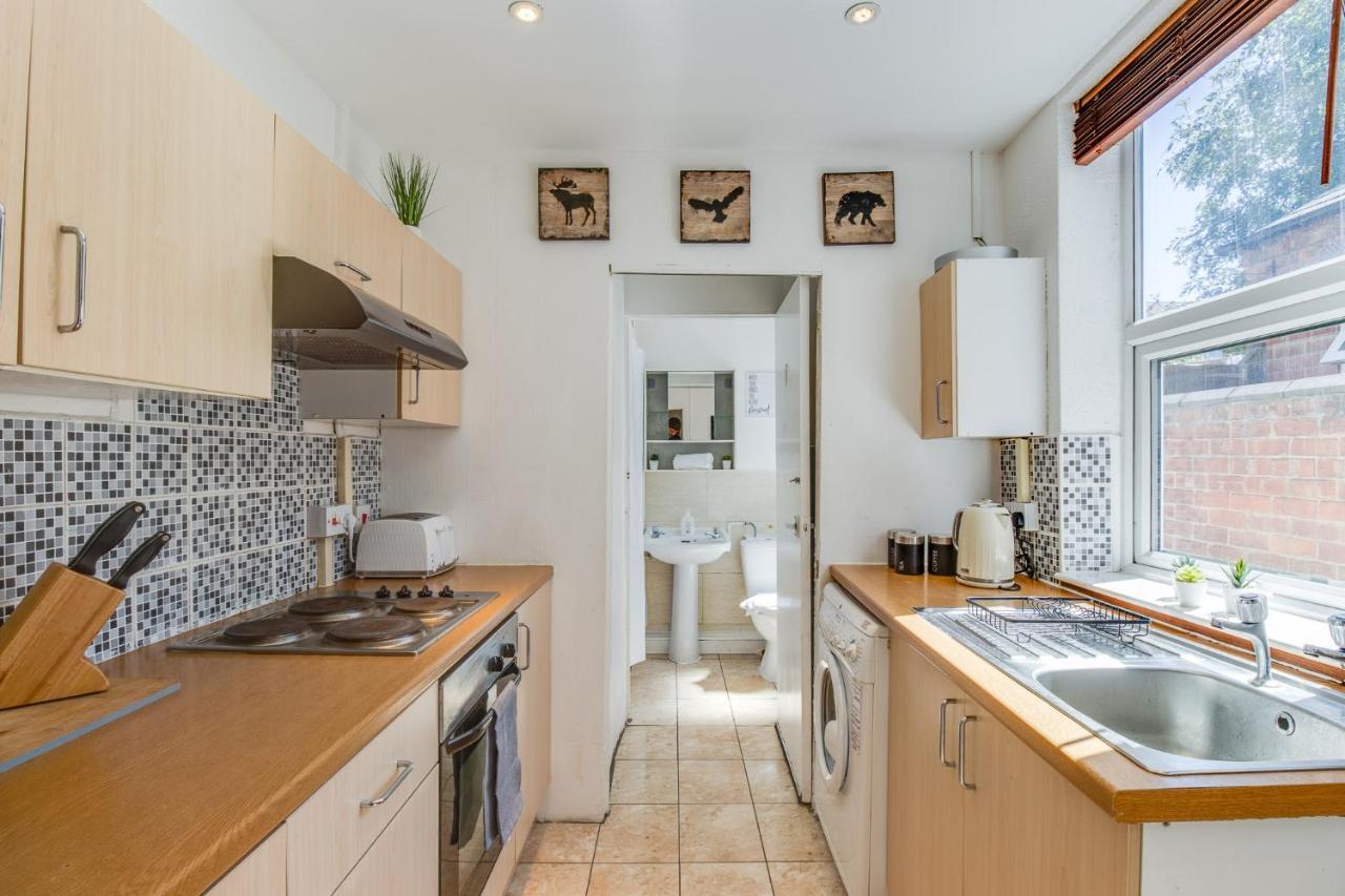 Stayzo House Accommodation- Free Parking Apartment