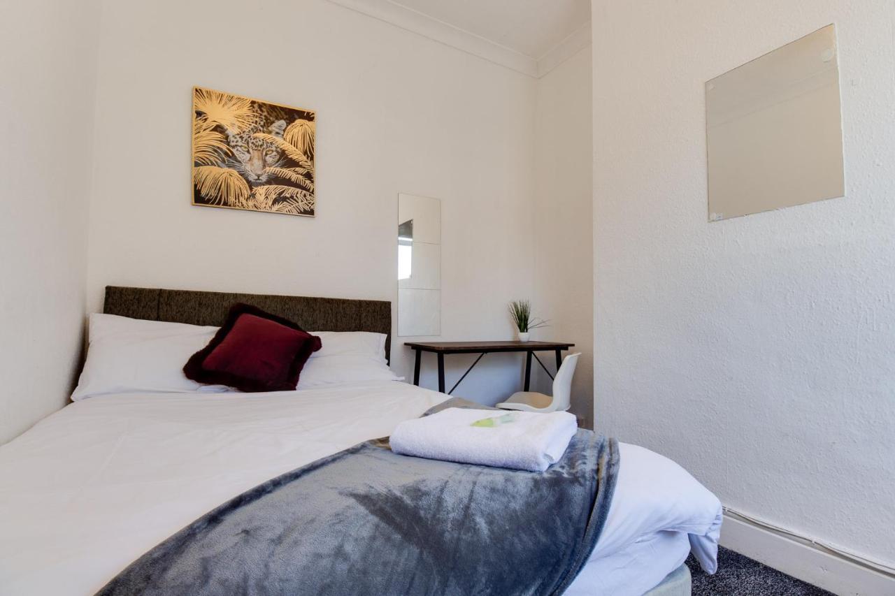 Stayzo House Accommodation- Free Parking * Coventry