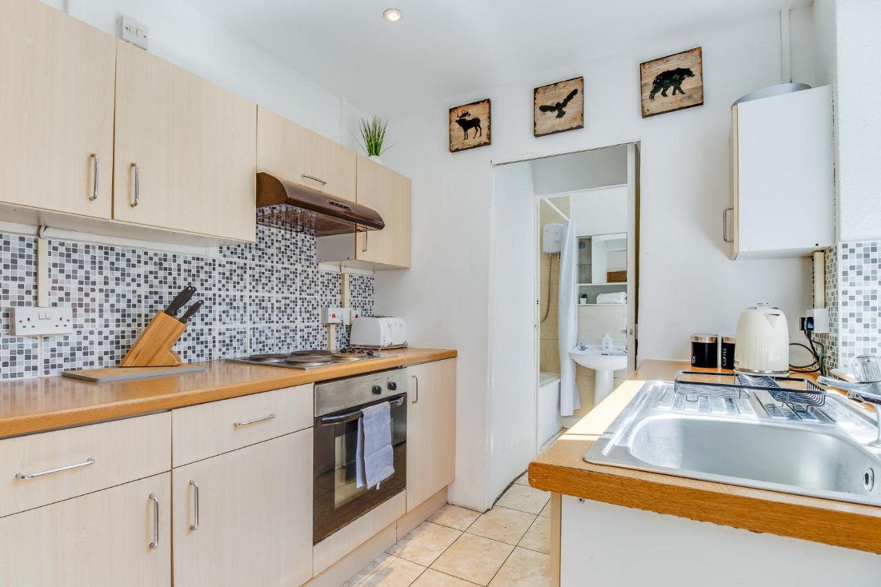 Apartment Stayzo House Accommodation- Free Parking *
