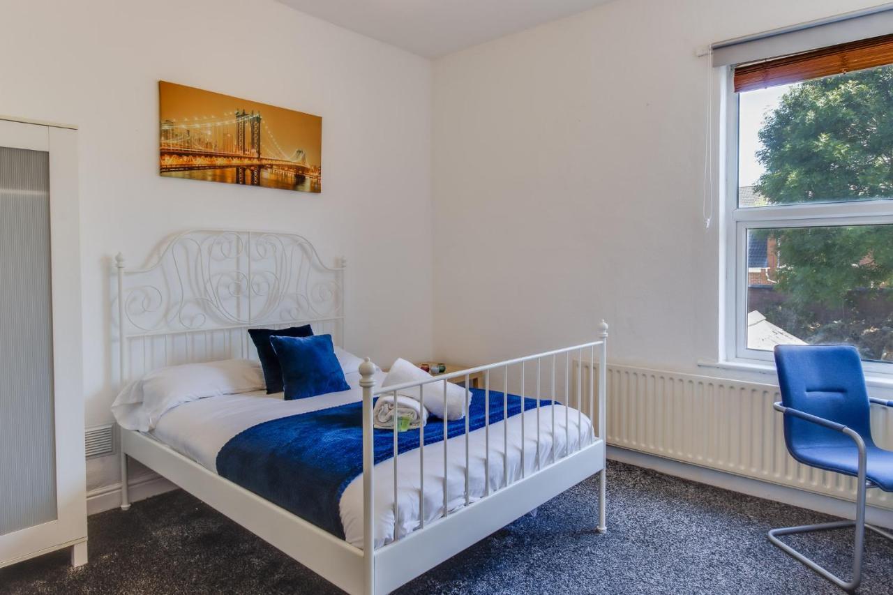 Apartment Stayzo House Accommodation- Free Parking *
