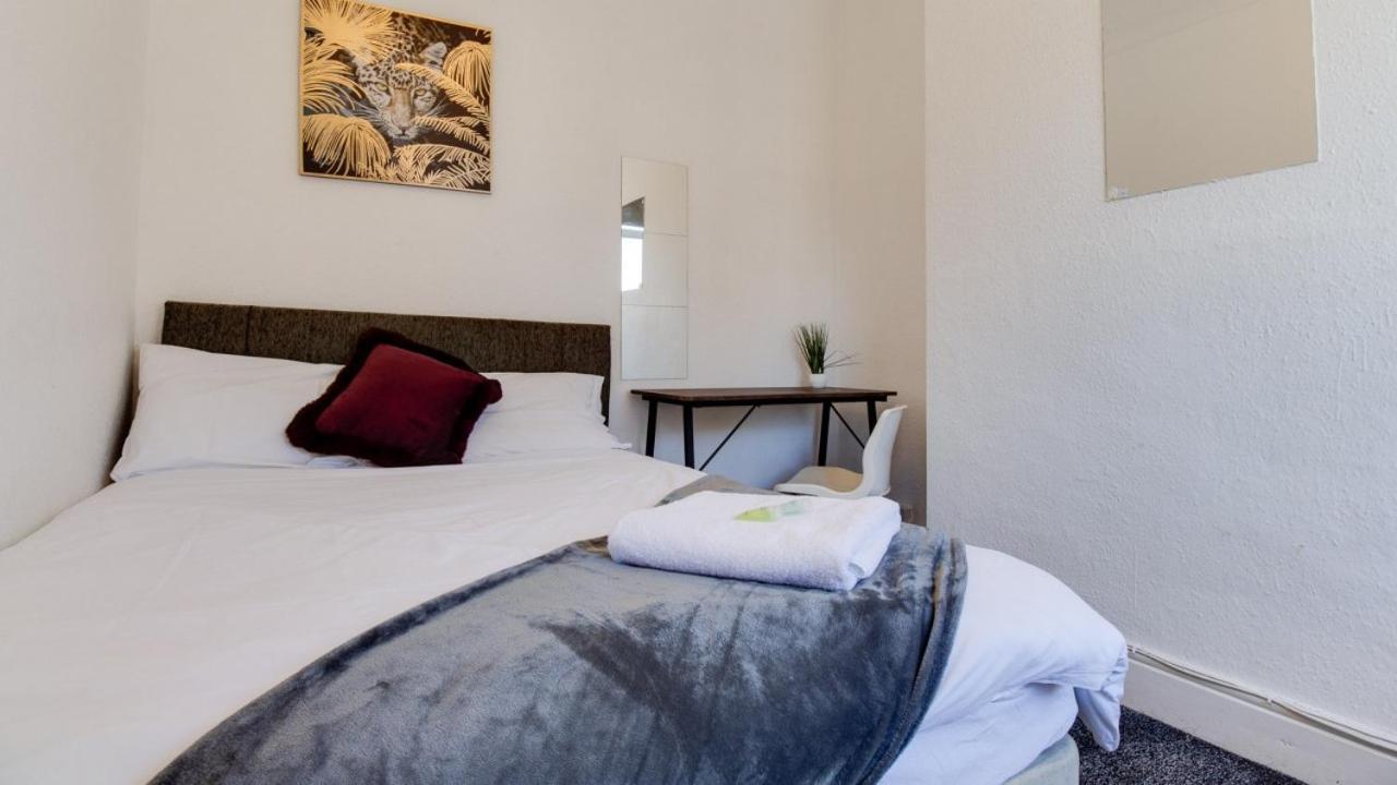 Stayzo House Accommodation- Free Parking Apartment Coventry