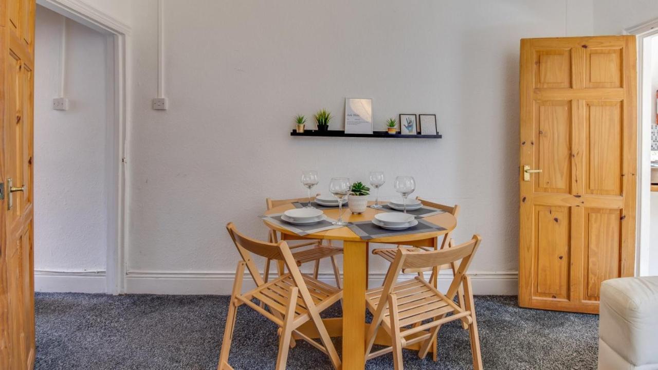 Apartment Stayzo House Accommodation- Free Parking *