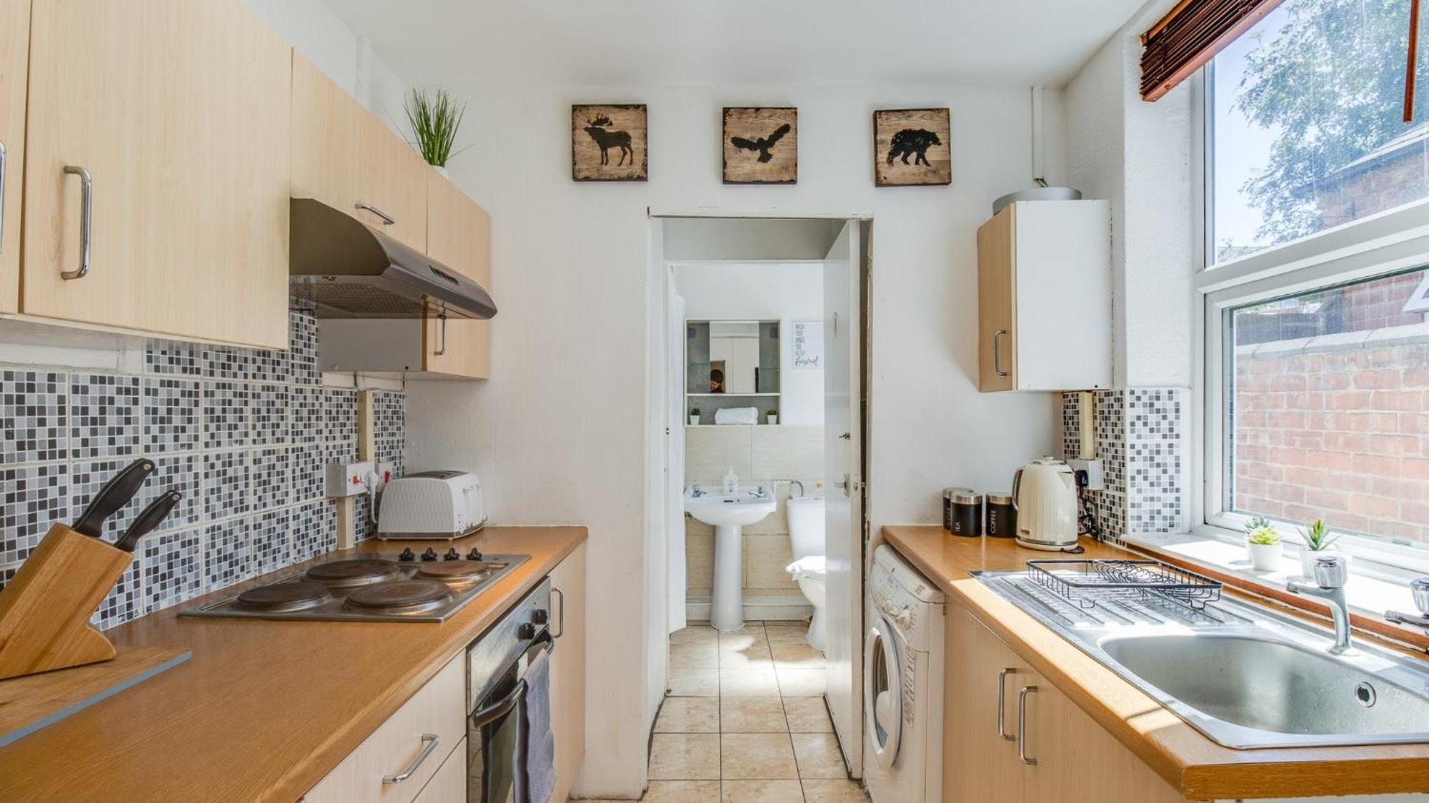 Apartment Stayzo House Accommodation- Free Parking *